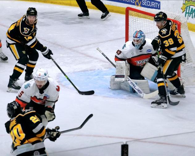 Wheeling Nailers apply pressure against the Kansas City Mavericks