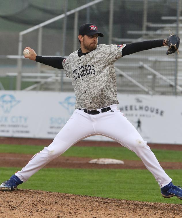 Sean Rackoski with the Sioux City Explorers