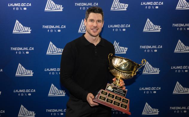 Sidney Crosby with the Sidney Crosby Trophy