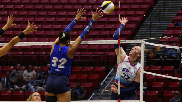 Omaha Supernovas opposite hitter Emily Londot (right)