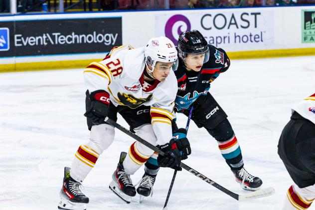 Kalder Varga of the Kelowna Rockets (right)