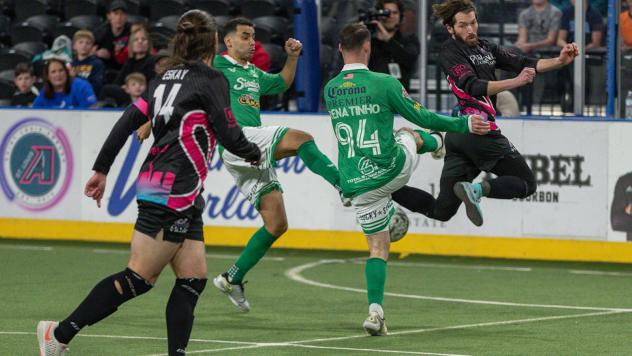 St. Louis Ambush fight for possession vs. the Dallas Sidekicks