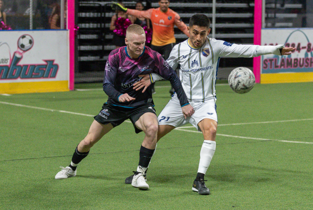 St. Louis Ambush's Colin O'Keefe battles San Diego Sockers' Charlie Gonzalez