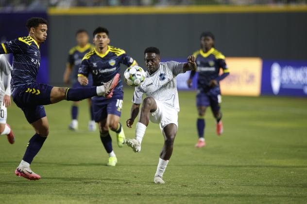 Colorado Springs Switchbacks FC battles the El Paso Locomotive