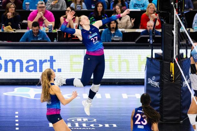 Omaha Supernovas opposite hitter Emily Londot