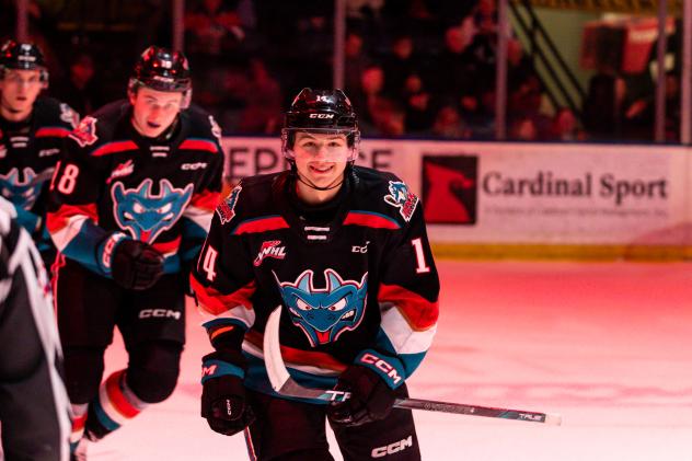 Kalder Varga of the Kelowna Rockets (right)
