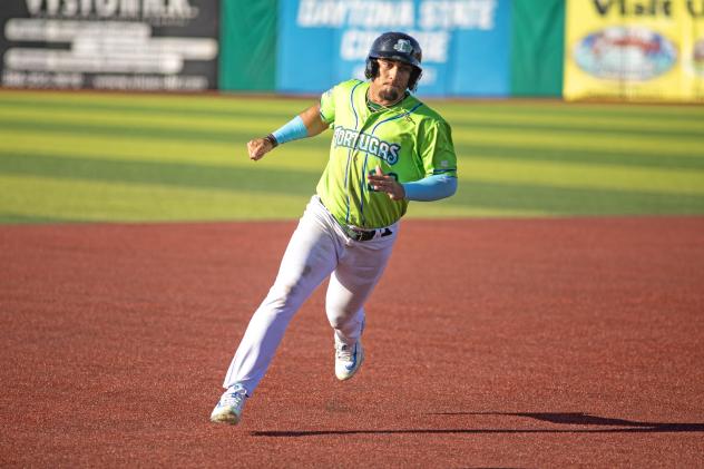 Dayton Dragons third baseman Ricardo Cabrera