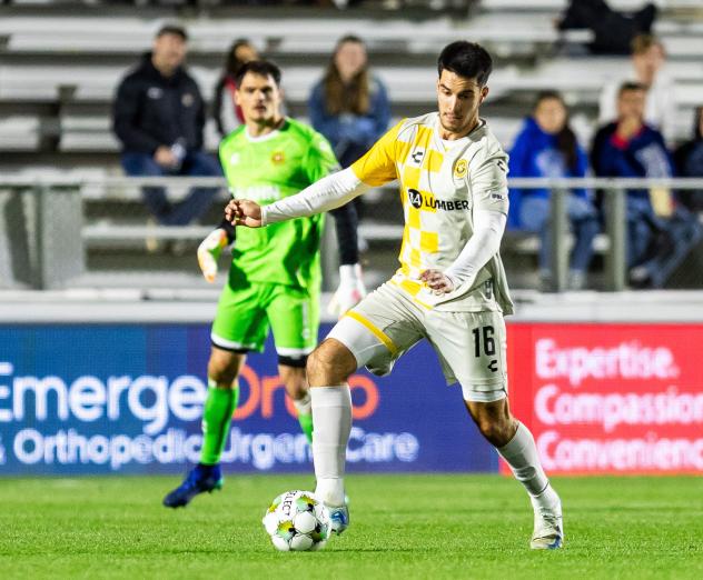 Pittsburgh Riverhounds SC defender Beto Ydrach