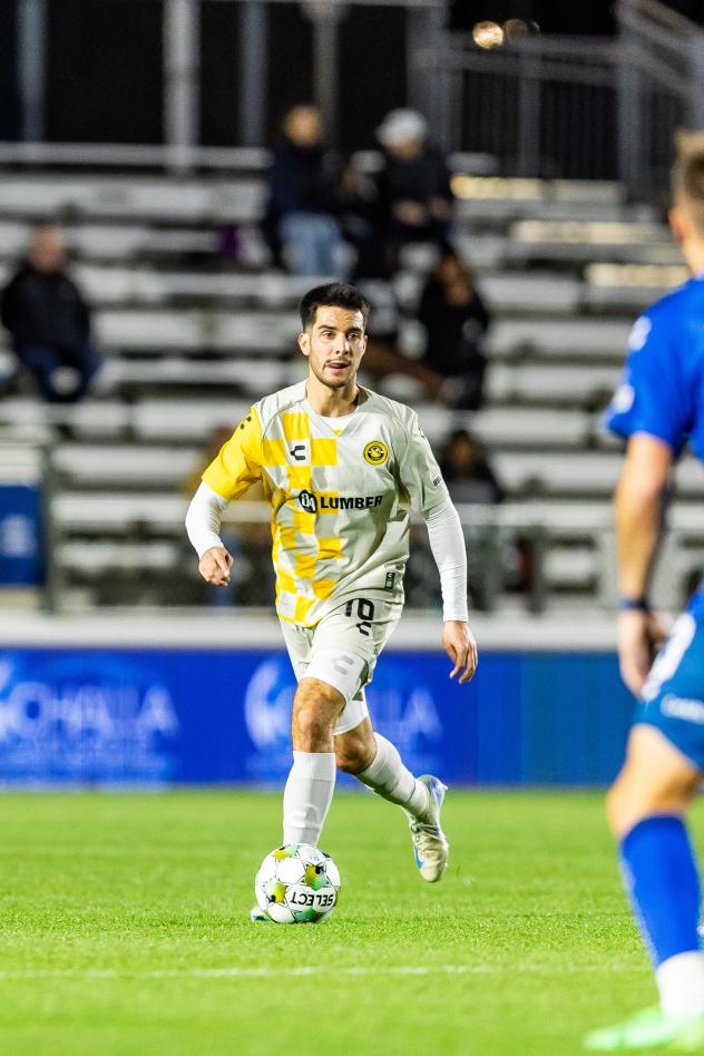 Pittsburgh Riverhounds SC defender Beto Ydrach