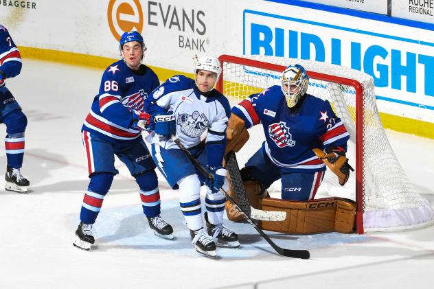 Syracuse Crunch in front of the Rochester Americans goal