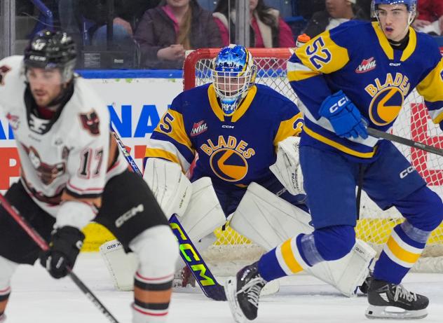 Saskatoon Blades goaltender Evan Gardner vs. the Calgary Hitmen