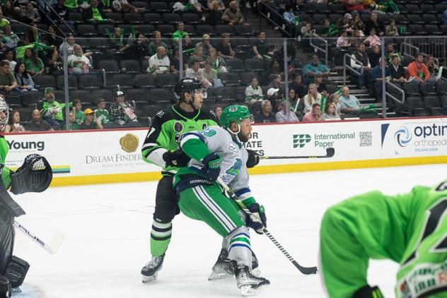 Savannah Ghost Pirates' Zach Uens and Florida Everblades' Colin Theise in action