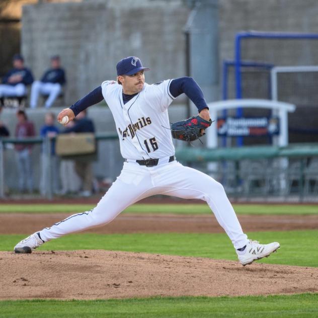 Tri-City Dust Devils' Victor Mederos in action