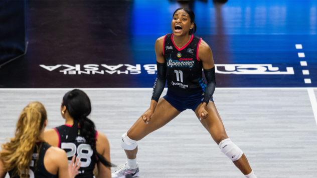 Omaha Supernovas opposite hitter Kelsie Payne