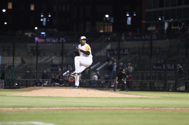Columbia Fireflies pitcher Elvis Novas