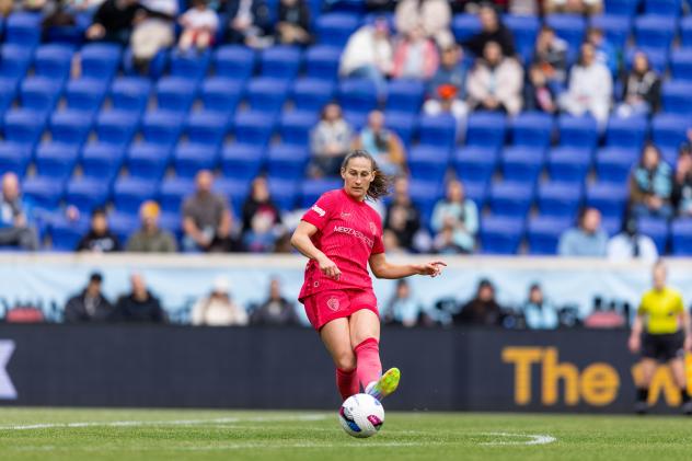 North Carolina Courage defender Kaleigh Kurtz passes the ball
