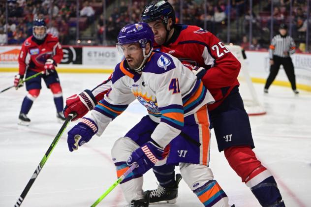 Orlando Solar Bears forward Spencer Kersten vs. the South Carolina Stingrays
