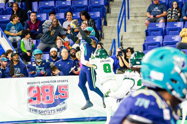 Massachusetts Pirates make a contested catch against the Green Bay Blizzard