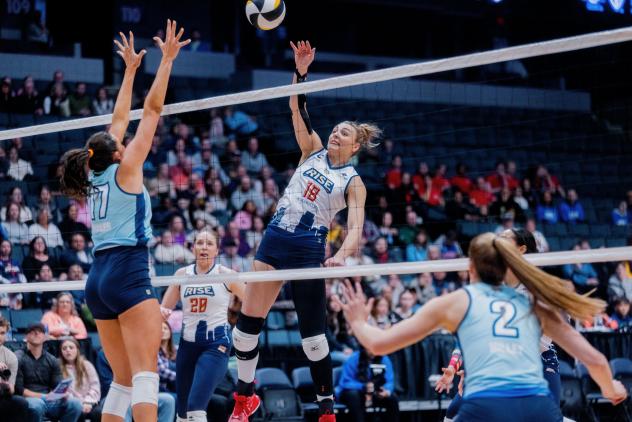 Grand Rapids Rise middle blocker Ali Bastianelli (right)