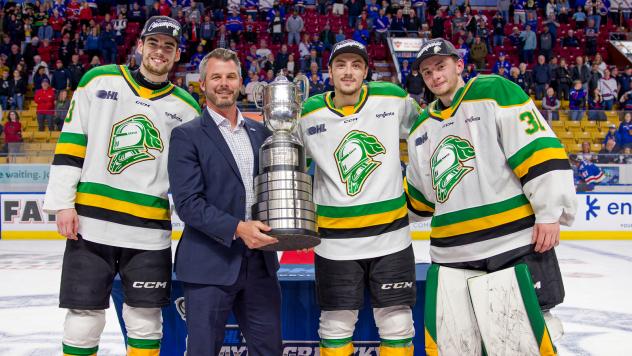 London Knights with the Wayne Gretzky Trophy