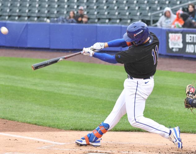 Syracuse Mets' Donovan Walton at bat