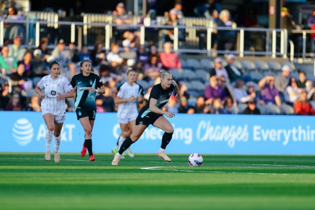Gotham FC and Racing Louisville on the filed
