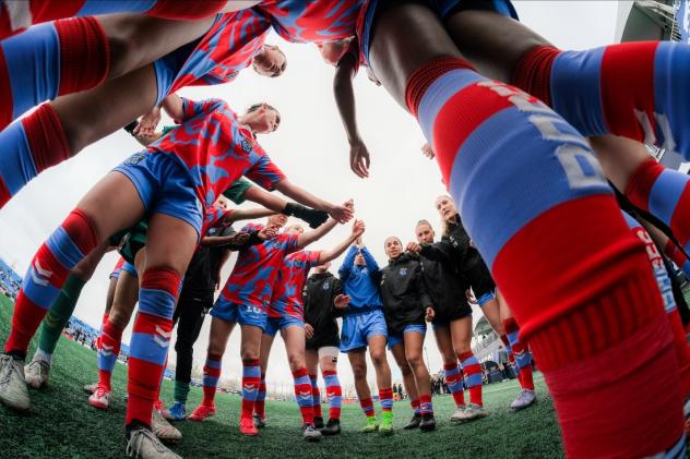 Montreal Roses huddle