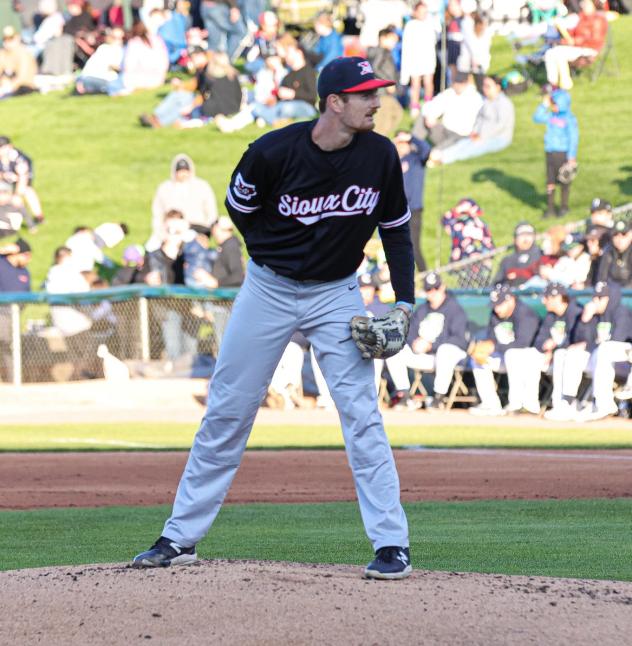 Sioux City Explorers pitcher Kyle Marman