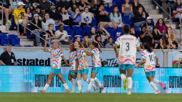 San Diego Wave FC congratulate Kimmi Ascanio on her goal