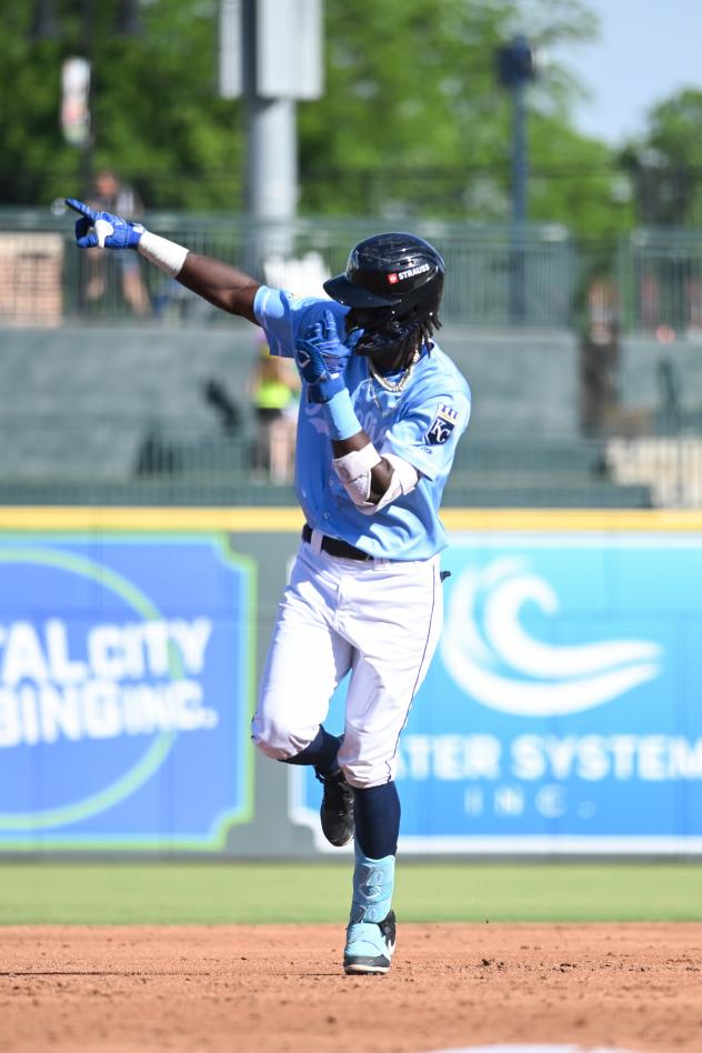 Josi Novas of the Columbia Fireflies rounds the bases