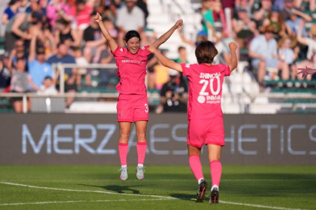 North Carolina Courage forward Manaka Matsukubo (left) celebrates her brace