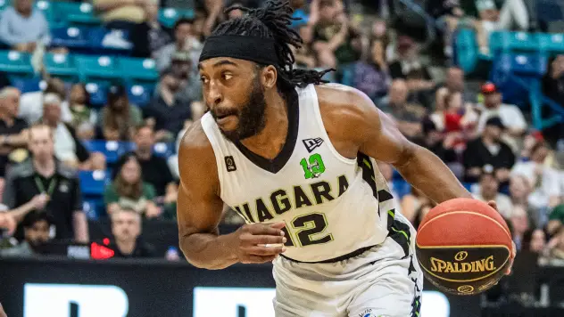 Niagara River Lions' Ron Curr in action