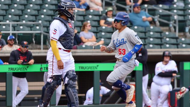 Yeiner Fernandez scores a run for the Tulsa Drillers