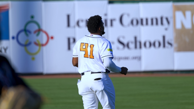 Down East Bird Dawgs first baseman Emmanuel Tapia