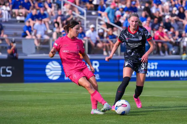 North Carolina Courage forward Manaka Matsukubo (left)