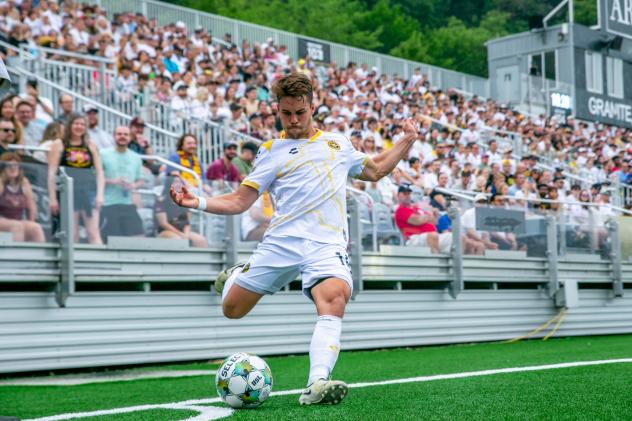 Pittsburgh Riverhounds SC midfielder Robbie Mertz