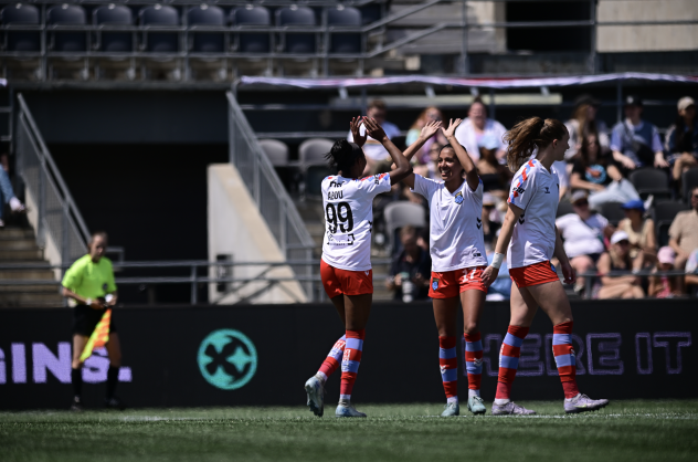 Montreal Roses celebrate a goal against Ottawa Rapid FC
