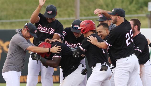 Sioux City Explorers celebrate win