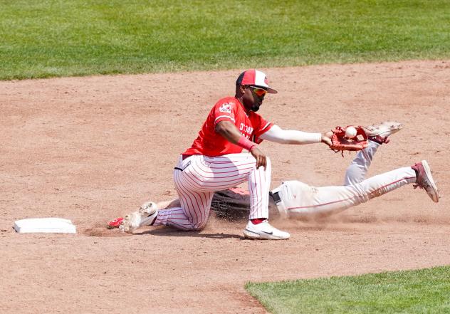 Ottawa Titans attempt to stop a Trois-Rivieres Aigles baserunner