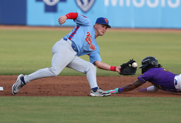 Knoxville Smokies look to apply a tag at second
