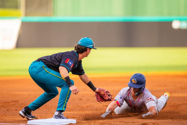 Mississippi Mud Monsters prepare to make a tag