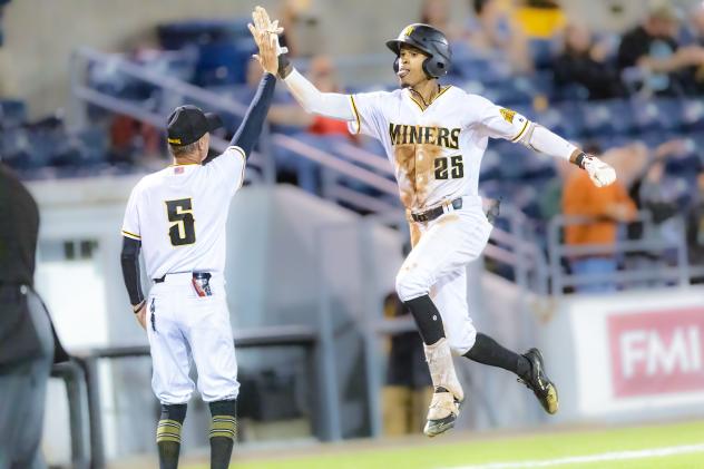 Sussex County Miners round the bases