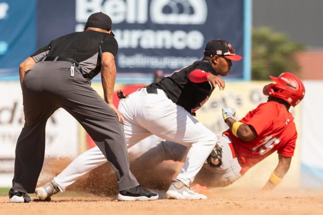 Fargo-Moorhead RedHawks apply the tag to the Winnipeg Goldeyes