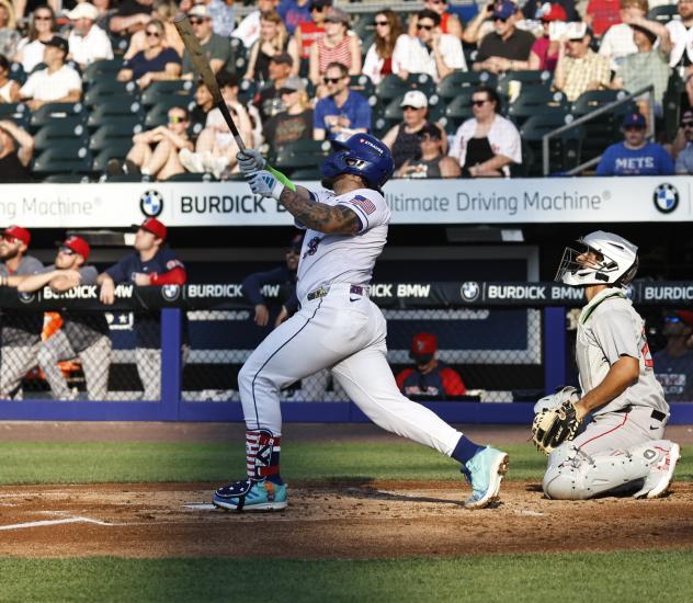 Francisco Alvarez of the Syracuse Mets homers