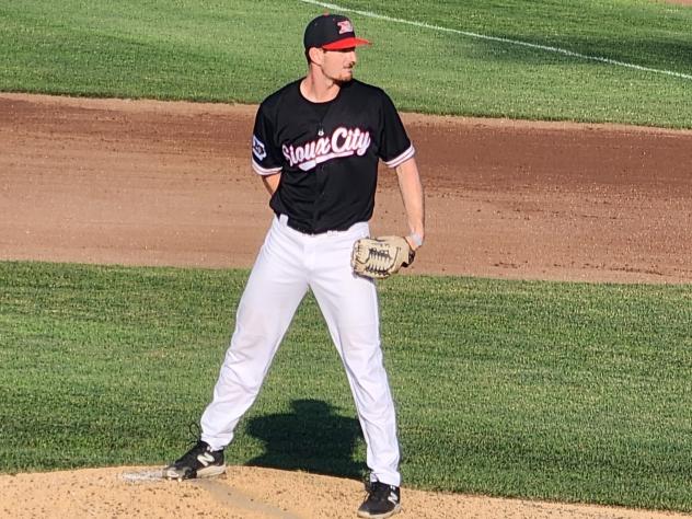 Sioux City Explorers pitcher Kyle Marman