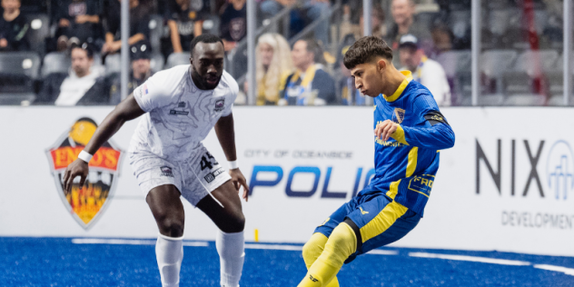 San Diego Sockers midfielder Sebastian Mendez (right)