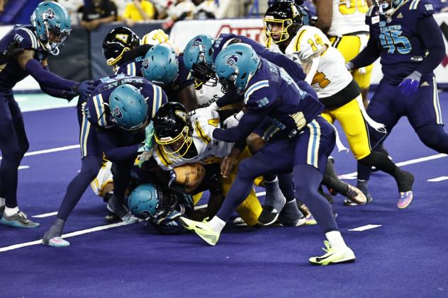 Massachusetts Pirates gang tackle the Tulsa Oilers