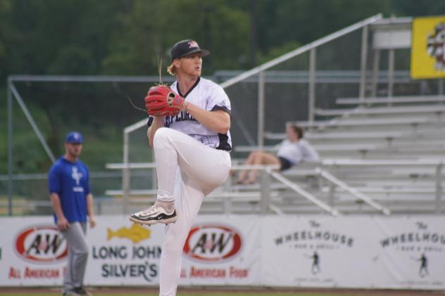 Sioux City Explorers' Jeremy Goins on the mound