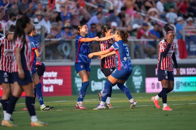 North Carolina FC and Chivas de Guadalajara Femenil on the field