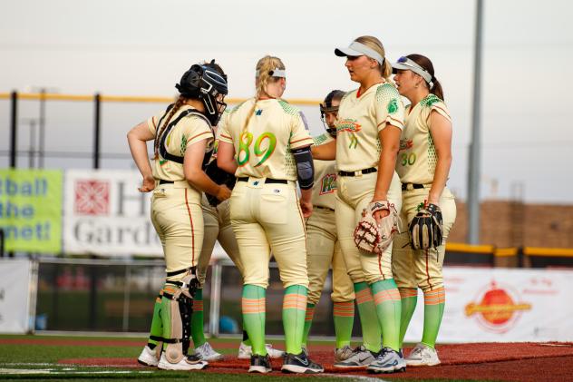 Mankato Habaneros huddle on the mound